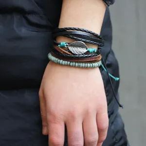 Bracelet en cuir tressé multi-brins avec pendentif feuille argentée pour mode.