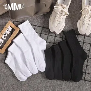 Thick cotton towel bottom sports socks for men and women, black and white crew socks