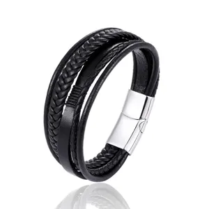 Vista detallada de pulsera de cuero trenzado multicapa negro con cierre magnético plateado.