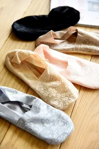 Women lace invisible boat socks shallow mouth anti-slip low cut summer cotton socks.