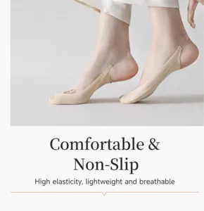 Vue détaillée de chaussettes invisibles pour femmes avec bride, fines et respirantes d'été.