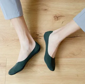 Detailed view of men's low cut invisible boat socks in dark green, comfortable and anti slip.