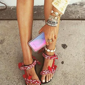 Set de pulseras de conchas bohemias y sandalias con estampado paisley rojo verano