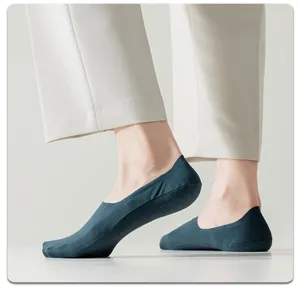 Detail view of breathable mesh no-show boat socks for men, comfortable ice silk fabric fit.