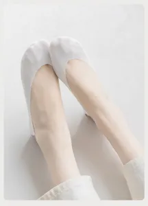 Vista dettagliata di fantasmini invisibili da donna, che mostrano il tessuto estivo sottile.