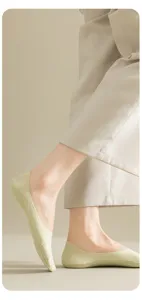 Summer ice silk low cut boat socks for women, breathable invisible socks for casual shoes.