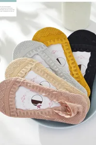 Lace invisible boat socks for women, cotton bottom, shallow mouth anti-slip detail view.