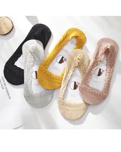 Details of women summer lace invisible boat socks with anti-slip silicone, breathable mesh.