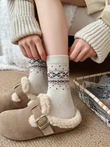 Gemütliche Winter Thermo Wollsocken mit traditionellem nordischem Strickmuster Detail.