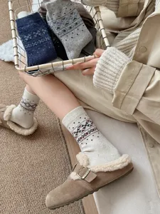 Gemütliche Winter-Wollsocken mit klassischem Fair-Isle-Muster, dick und warm gestrickt.