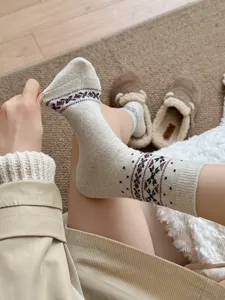 Gemütliche Woll-Wintersocken mit nordischem Fair-Isle-Muster, warme Wadenlänge Detailansicht.