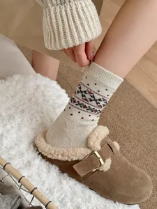 Gemütliche Damen Wollsocken für den Winter mit norwegischem Muster, dicker warmer Strickstil.