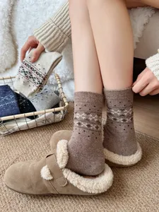 Damen dicke warme Winter Wollsocken Detailansicht mit Retro Muster und kuscheligen Hausschuhen.