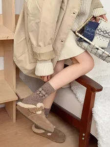 Gemütliche Winterwollsocken mit norwegischem Muster kombiniert mit bequemen Velourslederschuhen.