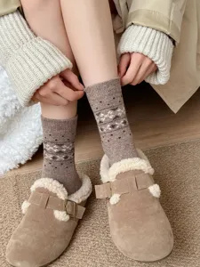 Detailansicht von warmen Damen Wollsocken mit klassischem Fair Isle Muster für kalte Tage.
