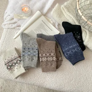 Gemütliche dicke Wollsocken für den Winter mit klassischem Muster und warmem Mittelschaft Design.