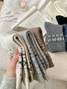 Nahaufnahme gemuetlicher dicker Damen Wollsocken fuer den Winter mit norwegischem Muster.