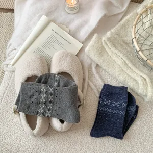 Detailansicht von kuscheligen Damen Winter Wolle Mix Fair Isle Muster mittelsocken.