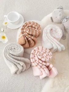 Calcetines largos de polar acogedores para mujer, medias suaves de invierno con estilo a cuadros.