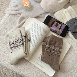 Detailaufnahme von warmen Damen Wollsocken mit klassischem nordischem Fair Isle Schneeflockenmuster.