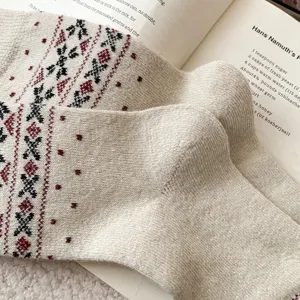 Bequeme Damen Wollmischung Socken mit klassischem Fair Isle Muster, dicker warmer Winterstrick.