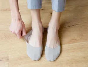 Detail shot of men's invisible ice silk boat socks with anti-slip silicone grip for daily wear.