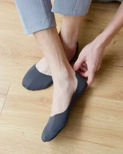 Detail view of men's ice silk low-cut invisible boat socks in dark grey, comfortable anti-slip fit.