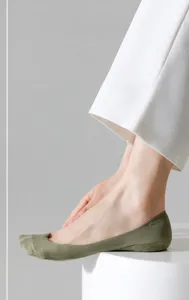 Nahaufnahme von flachen unsichtbaren Damen-Bootssocken mit glattem Zehennaht-Design.