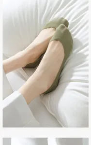 Women's summer shallow mouth invisible boat socks, breathable low-cut design for daily wear.