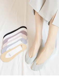 Details of women ice silk shallow cut invisible boat socks, summer breathable anti slip design.