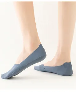 Detailansicht der Damen Eisseide flach unsichtbare Socken mit rutschfestem Material.
