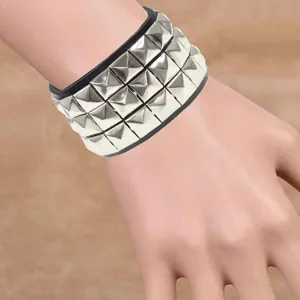 Pulsera de cuero con remaches cuadrados múltiples estilo punk moda cool joyería.
