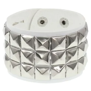 Pulsera punk de cuero blanco primer plano de detalle, tres filas de remaches cuadrados