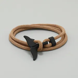 Elegantes minimalistisches geflochtenes Armband mit schwarzem Walfischschwanz Anhänger.