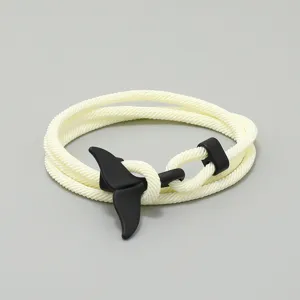 Minimalistisches geflochtenes Seilarmband mit schwarzem Walrossschwanz-Anhänger.