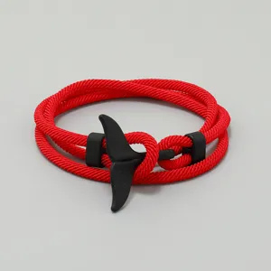Rotes geflochtenes Armband mit schwarzem Walfischschwanz Anhänger, Ozean Stil Schmuck.