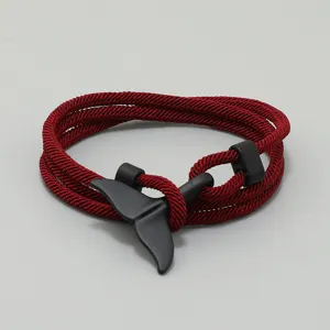 Rotes geflochtenes Kordelarmband mit schwarzem Walfischschwanz-Anhänger für Meeresfans.