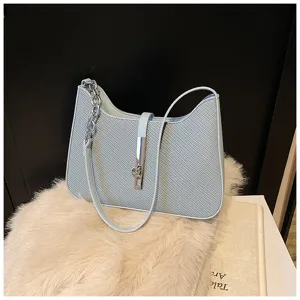 Modische hellblaue Schultertasche für Damen, trendige Achseltasche mit Kette und edlem Schloss.