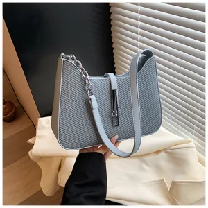 Detailansicht der eleganten hellblauen Schultertasche mit Kette und Metallverschluss.
