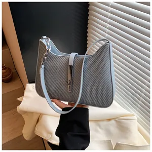 Detailaufnahme einer stilvollen Schultertasche für Damen mit Metallverschluss und Kette.