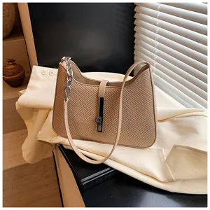 Modische gewebte Schulter-Hobo-Tasche fuer Damen mit Kettenriemen und Metallverschluss.