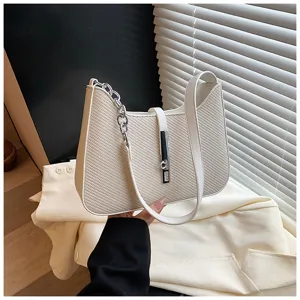 Gezogene Achsel-Umhängetasche für Damen, stilvolle minimalistische Handtasche mit Metallkette.