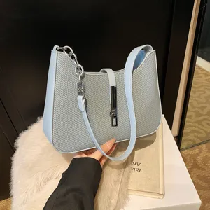 Hellblaue strukturierte Umhängetasche Achseltasche mit Metallkettenriemen und schickem Schnallendesign.