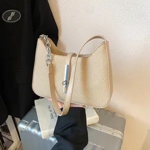 Schicke beige geflochtene Umhängetasche für Damen, modische Achseltasche mit Metallschnalle.