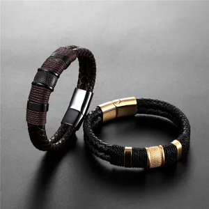 Nahaufnahme Detail des Herren geflochtenen Lederarmbands mit edlem Edelstahl Magnetverschluss.
