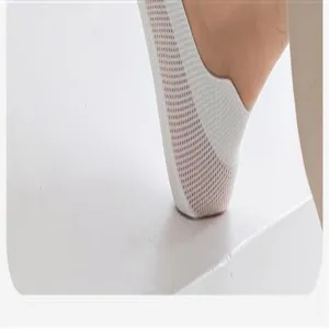 Detailopname van onzichtbare heren ijszijde mesh bootsokken in ademende witte zomerse stijl.