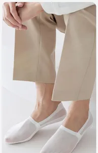 Close-up van witte ademende heren mesh onzichtbare sokken zomer dunne stijl model