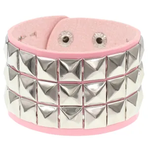 Pulsera punk de cuero rosa con tres filas de tachuelas piramidales cuadradas plateadas y botones.