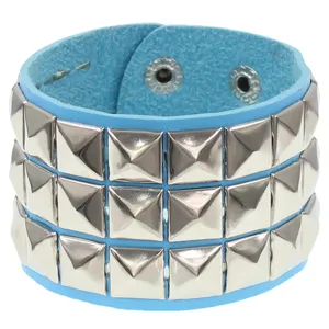 Pulsera de cuero punk rock azul claro con tres filas de brillantes remaches metálicos.