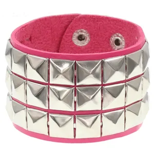 Brazalete de cuero rosa en estilo punk con tres filas de tachuelas piramidales plateadas.